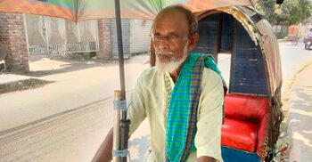 পেটের দায়ে রিকশা চালান ৮০ বছরের কানাই মাতুব্বর