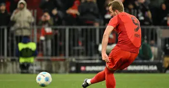 Kane hat-trick sends Bayern eight points clear