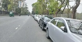 পাম্পের সামনে তেলের গাড়ির জন্য অপেক্ষা