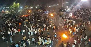 কারওয়ানবাজারে সড়ক অবরোধ করে মুঠোফোন ব্যবসায়ীদের বিক্ষোভ