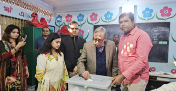 ১৫ বছর পর ভোটকেন্দ্রে সাবেক রাষ্ট্রপতি আবদুল হামিদ