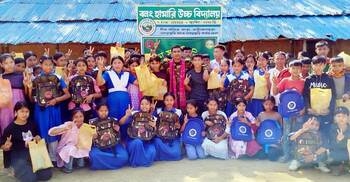 খাগড়াছড়ির দুর্গম পাহাড়ে শিক্ষার্থীদের মাঝে শিক্ষা সামগ্রী বিতরণ