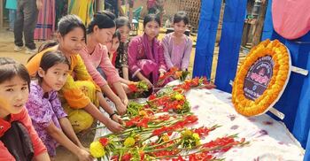 অস্থায়ী শহীদ মিনার বানিয়ে শ্রদ্ধা জানালো স্কুল শিক্ষার্থীরা