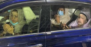 জিয়াউর রহমানের সমাধিতে কোরআন তেলাওয়াত করলেন খালেদা জিয়া