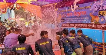 সাংগ্রাই উৎসবে মেতেছেন মারমা তরুণ-তরুণীরা