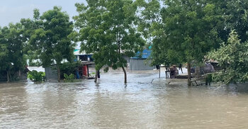 খুলনায় বাঁধ ভেঙে পানিবন্দি শতাধিক পরিবার