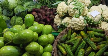 খুলনার বাজারে কমেছে মাছের দাম, বাড়তি সবজির