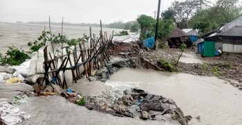 বাড়ছে পানি, পূর্ণিমা ঘিরে আতঙ্কে খুলনার উপকূলবাসী