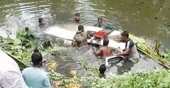 খুলনায় অ্যাম্বুলেন্স খাদে পড়ে নারী নিহত