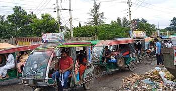 নিষ্ক্রিয় ঠিকাদার, দায় চাপাতে ব্যস্ত সড়ক বিভাগ