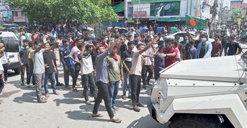 Clashes erupt between students, police in Khulna