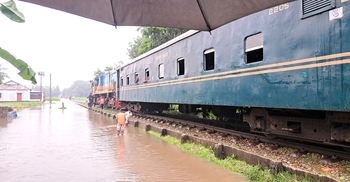 রেললাইন পানির নিচে, আটকা পড়েছে ট্রেন