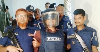 কাজ থেকে বাদ দেওয়ার ক্ষোভে ব্যবসায়ীর স্ত্রীসহ দুই ছেলেকে হত্যা