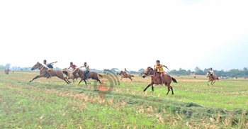 কিশোরগঞ্জে ঘোড়দৌড় দেখতে হাজারো মানুষের ভিড়