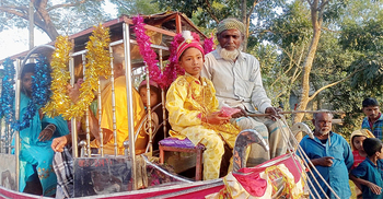 জামাই সেজে ঘোড়ার গাড়িতে পুরো গ্রাম ঘুরলো দুই ভাই