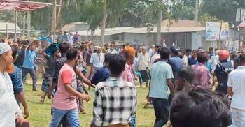 কিশোরগঞ্জে বর্তমান ও সাবেক এমপির সামনে দুই পক্ষের চেয়ার ছোড়াছুড়ি