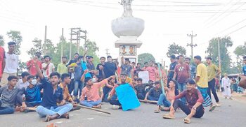 কিশোরগঞ্জ-ঢাকা মহাসড়ক অবরোধ করেছে শিক্ষার্থীরা, যানচলাচল বন্ধ