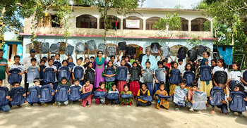 চরাঞ্চলের পাঁচ শতাধিক শিক্ষার্থী পেলো স্কুলব্যাগ-টিফিন বক্স