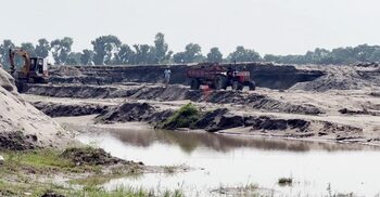 নদের বালু ইজারা নিয়ে কৃষিজমি ধ্বংস, নেপথ্যে বিএনপি নেতা!