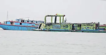 মাছ ধরার আড়ালে বালু উত্তোলন, ঝুঁকিতে ২০ হাজার মানুষ