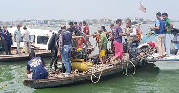 ভৈরবে বাল্কহেডের ধাক্কায় পর্যটকবাহী তরীডুবি, মাঝি গ্রেফতার
