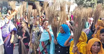 বিএনপির প্রার্থী পরিবর্তনের দাবিতে নারীদের ঝাড়ু মিছিল