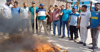 কিশোরগঞ্জে রাস্তায় টায়ার জ্বালিয়ে বিএনপির বিক্ষোভ