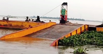 তলিয়ে গেছে ঘাটের সংযোগ সড়ক, হাওরে ফেরি চলাচল বন্ধ