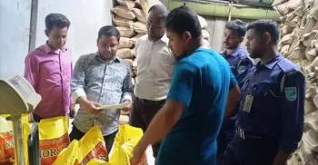 হোসেনপুরে সরকারি সিলযুক্ত চাল মজুত, ব্যবসায়ীর জরিমানা