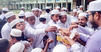 চাকসুর জিএস সাঈদ, কিশোরগঞ্জে মিষ্টি বিতরণ