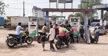 ২০০ টাকার বেশি তেল কিনতে পারছেন না মোটরসাইকেল চালকরা