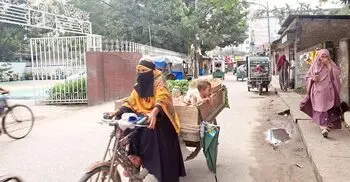 ভ্যানভর্তি সবজি মাঝে ছোট্ট আয়েশাকে নিয়ে মা শিউলি বেগমের সংগ্রামী জীবন