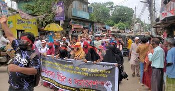কিশোরগঞ্জে মাথায় লাল কাপড় বেঁধে বিক্ষোভ-সমাবেশে শিক্ষার্থীরা