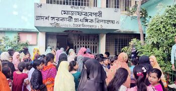 প্রশাসনের লোকের কাছে সন্তানের পরীক্ষায় রাজি না অভিভাবকরা