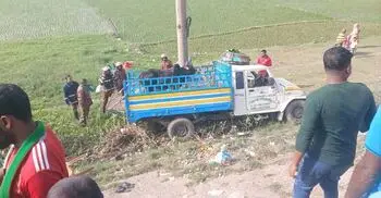 কিশোরগঞ্জে মাজারে যাওয়ার পথে পিকআপ উল্টে নিহত ২