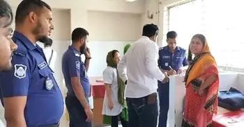 কান্নার আওয়াজ শুনে পলিথিনে মোড়ানো নবজাতক উদ্ধার করলেন দম্পতি