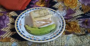 হাসপাতালের নাস্তায় পাউরুটির সঙ্গে কাঁচা কলা