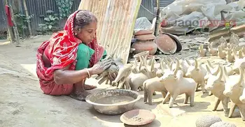 কদর হারিয়েছে মাটির খেলনা, প্লাস্টিকের দখলে শৈশব