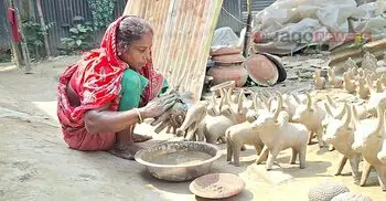 কদর হারিয়েছে মাটির খেলনা, প্লাস্টিকের দখলে শৈশব