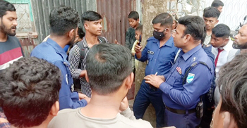 দিনদুপুরে ছিনতাইয়ের সময়ে জনতার হাতে তরুণ আটক