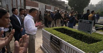 ছোট ভাই কোকোর কবর জিয়ারত করলেন তারেক রহমান