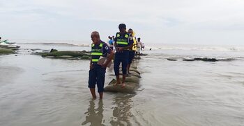 কুয়াকাটা সৈকতে গোসলে নেমে নিখোঁজ পর্যটক