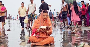 কুয়াকাটায় রাস উৎসব, গঙ্গাস্নানে মত্ত হাজারো পুণ্যার্থী