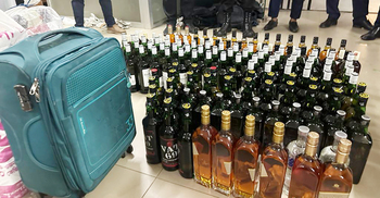 মৈত্রী এক্সপ্রেস থেকে মদসহ ২৪ লাখ টাকার পণ্য জব্দ