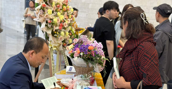 ‘কোরিয়ায় উড়ছে চট্টগ্রামের পাখি’ বইয়ের মোড়ক উন্মোচন