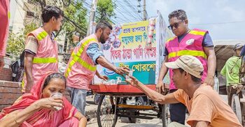 প্রচণ্ড গরমে পথচারীদের মাঝে ঠান্ডা পানি নিয়ে টিম খোরশেদ