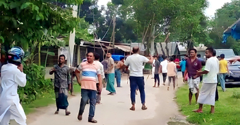 শোক দিবসেও এমপি সমর্থকদের অস্ত্রের মহড়া