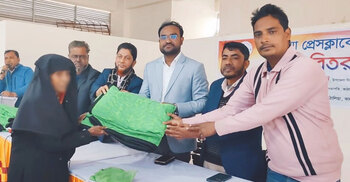 শীতার্তদের মাঝে কম্বল বিতরণ কাঠালিয়া প্রেস ক্লাবের