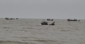 নিষেধাজ্ঞা কাটতেই ইলিশ শিকারে আবহাওয়ার বাগড়া