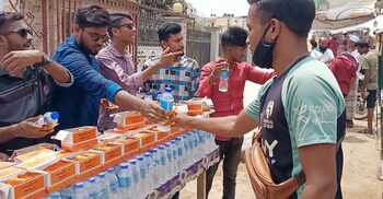 কুয়াকাটায় পানি ও স্যালাইন হাতে পর্যটক-তৃষ্ণার্তদের পাশে ছাত্রলীগ